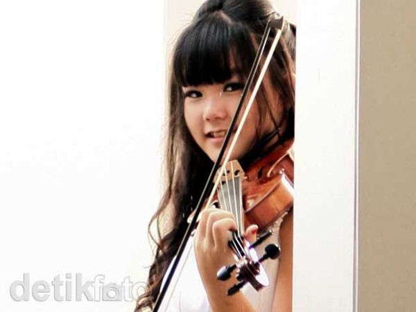 Felicia, Usir Galau dengan Musik Klasik
