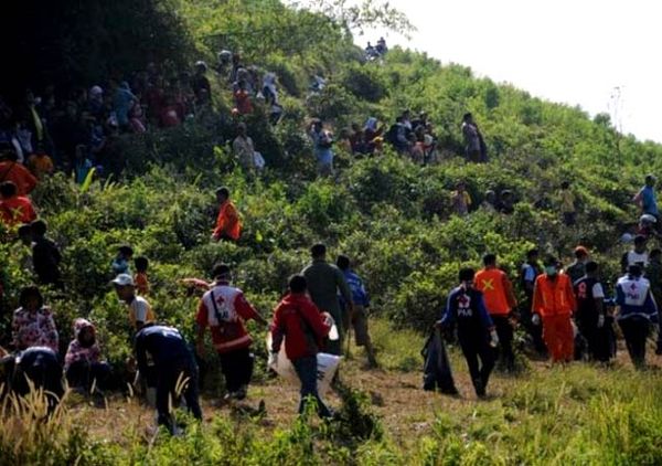 Relawan PMI Bersih-bersih Lingkungan Cijeruk