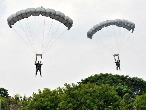 Kopassus Gelar Latihan Terjun Payung