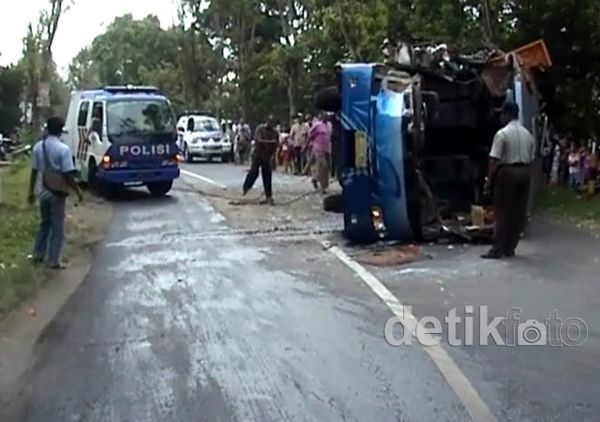 Bus Puspa Indah vs Truk, 3 Orang Kritis