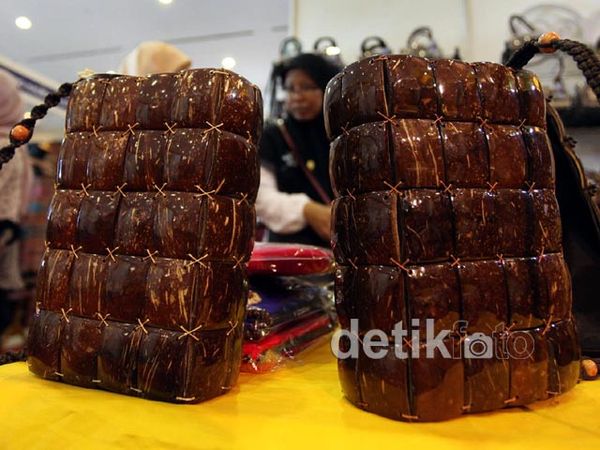 Mengubah Batok Kelapa Jadi Barang Berharga