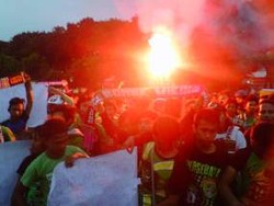 Konvoi Kemenangan, Bonek Rusak Mobil di Kebraon