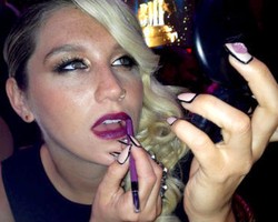 Aneh, Penyanyi Kesha Pakai Pensil Eyeliner Sebagai Lipstik