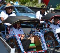 Wamendag & Gubernur Jateng Jadi Tukang Becak Dadakan