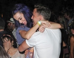 Hubungan Percintaan Katy Perry Kembali Kandas