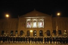 KTT NATO Diwarnai Bentrokan Demonstran dan Polisi