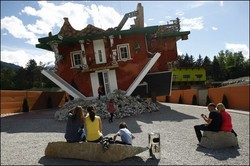 Jungkir Balik di Rumah Terbalik, Austria