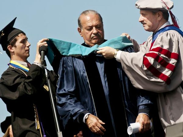 Orang Terkaya Sejagat Raih Doktor Kehormatan