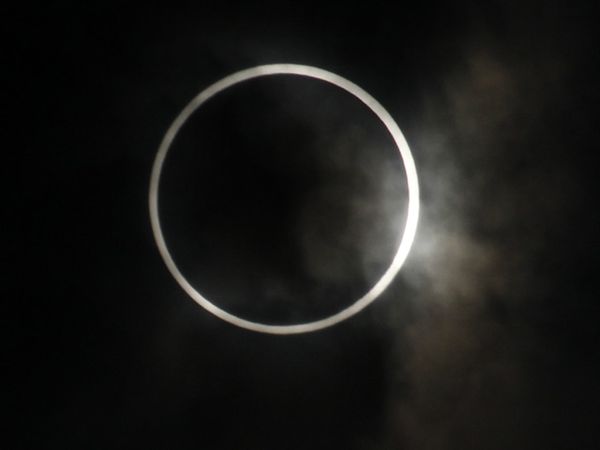 Menakjubkan, Gerhana Matahari Pertama di 2012