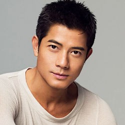 Kasih Cincin ke Pacar, Aaron Kwok Segera Menikah?