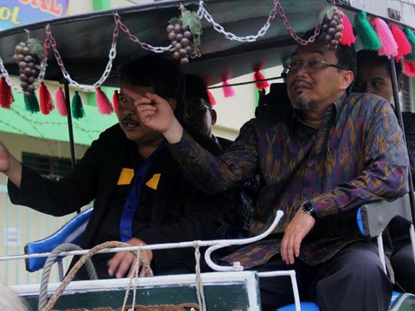 Tinjau Lahan Pertanian Siswa SMK, Mentan Naik Dokar