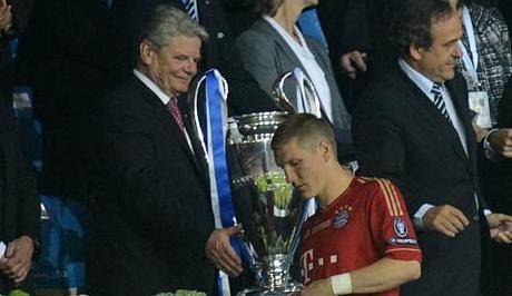 Cuekin Presiden Jerman, Schweinsteiger Minta Maaf