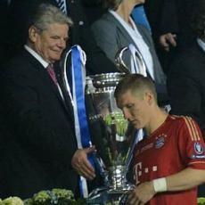 Cuekin Presiden Jerman, Schweinsteiger Minta Maaf