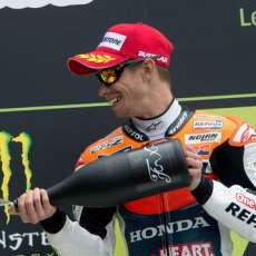 Stoner Terkendala Ban