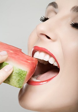 Bebas Bau Mulut Dengan Jeruk dan Apel!