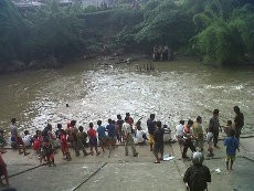 Diparkir di Tepi Sungai, Angkot di Medan Tercebur & Tenggelam