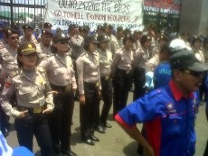 11 Polwan Dampingi Keluarga Korban Sukhoi di RS Polri