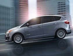 Ford C-Max Resmi Lawan Toyota Prius