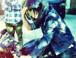 Belum Punya SIM, Justin Bieber Mejeng Pakai Moge Suzuki