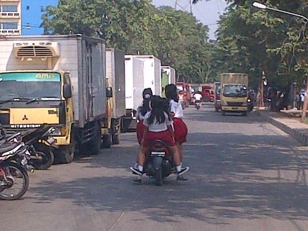 Akrobat Anak SD di Jalanan