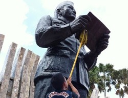 Brotherhood Bersihkan Tugu Proklamasi dari Vandalisme