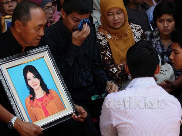 Tangis Keluarga Korban Sukhoi Pecah di RS Polri