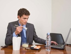 Kebiasaan Makan Sambil Kerja Bikin Fungsi lidah Tak Optimal