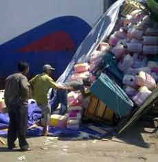 Ban Meletus, Truk Terguling Saat Masuk KM Titian Nusantara