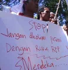 Ribuan Orang Beratribut Gerindra Tolak RUU dan RPP Tembakau