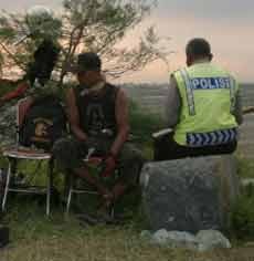 Ganti Rugi Belum Cair, Warga Korban Lumpur Lapindo Nekat Nginep di Tanggul