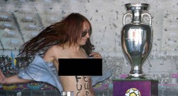 Tolak Prostitusi Euro, Dua Wanita Protes Bertelanjang Dada