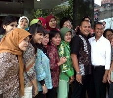 Jadi Artis Foto Dadakan, Dahlan Iskan Dikelilingi Wanita