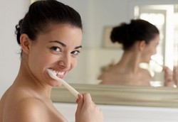 Cuma Biar Segar, Banyak Orang Menyikat Giginya Tidak Benar