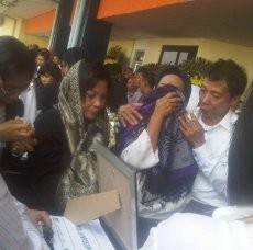 Ibunda Anggraeni Histeris di Samping Peti Jenazah Putrinya