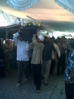 Pelayat Membeludak, Jendela Rumah Dewi Terpaksa Dijebol