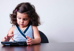 Anak Kecanduan Gadget Karena Meniru Orangtua Sejak Kecil