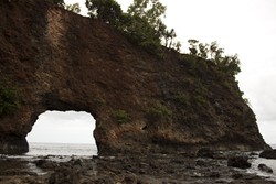 Unik! Ada Pintu Raksasa di Ambon