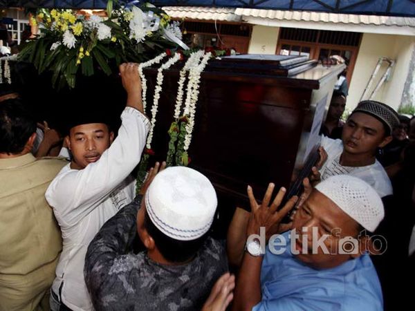 Jenazah Didik Korban Sukhoi Tiba di Rumah Duka