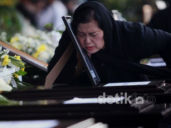 Terima Jenazah, Keluarga Korban Sukhoi Menangis