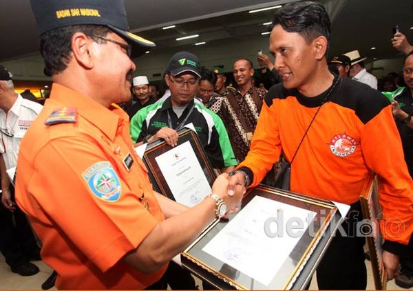 Tim SAR Pencari Sukhoi Nahas Terima Penghargaan