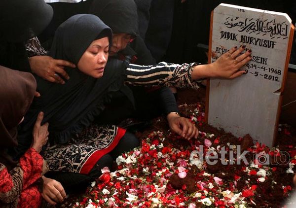 Isak Tangis Warnai Pemakaman Wartawan Angkasa