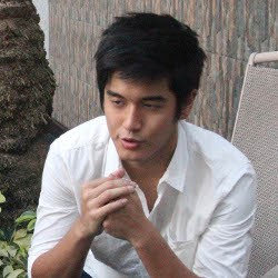 Nathan Hartono Daur Ulang Lagu Terlanjur Sayang