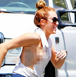Menyeberang Jalan, Payudara Miley Cyrus Mengintip