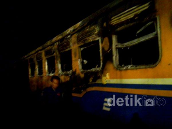 Enam Gerbong KA Terbakar di Stasiun Pasar Turi