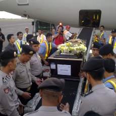 Tiba di Bandara Juanda, Isak Tangis Keluarga Aditya Pecah