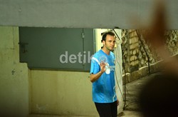 Giampaolo Pazzini melambaikan tangan kepada para pendukung Inter di tribun penonton. Mohammad Resha Pratama/detikSport.