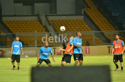 Para pemain Inter melakukan latihan. Tampak dalam gambar Maicon dan Samuele Longo sedang berebut bola. Sementara Jonathan memperhatikan kedua rekan timnya itu. Mohammad Resha Pratama/detikSport.