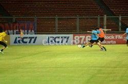 Diego Milito sedang melakukan tembakan ke arah gawang Luca Castelazzi dalam sesi latihan itu. Mohammad Resha Pratama/detikSport.