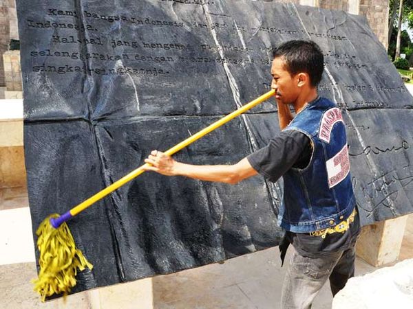 Brotherhood Bersih-bersih Tugu Proklamasi