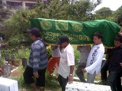 Suasana Haru Pemakaman Korban Sukhoi di Manado, Suami Elus Foto Anggi